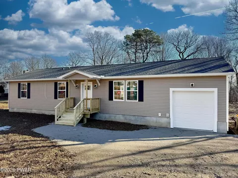 515 Hummingbird Ct, Bushkill, PA 18324