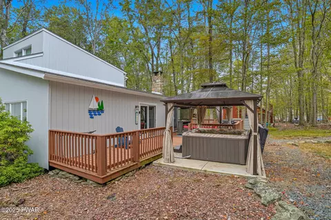 1045 Mountain Top Dr, Lake Ariel, PA 18436