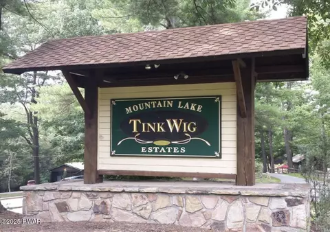 82 Hawks Nest Dr, Hawley, PA 18428