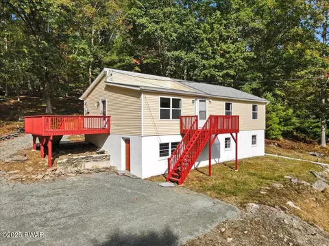 132 Petsch Ln, Shohola, PA 18458