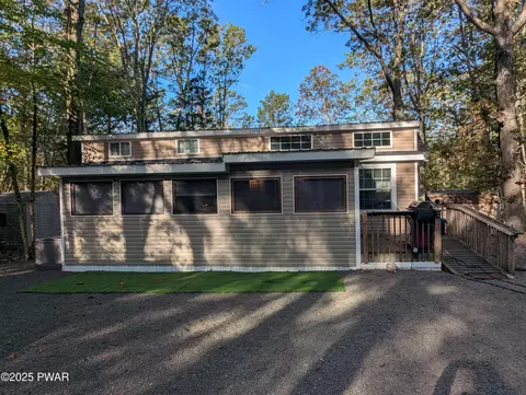 121 Woodpecker Ln, Shohola, PA 18458