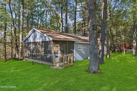 108 Hickory Rd, Dingmans Ferry, PA 18328