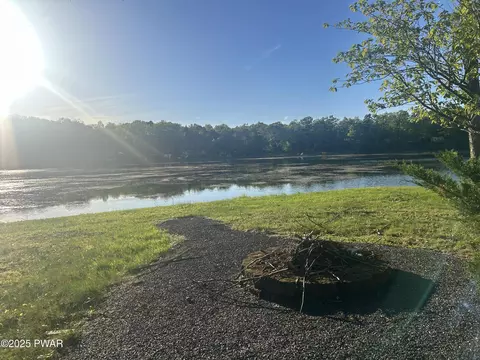 102 Lake Dr, Milford, PA 18337