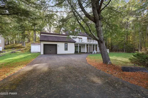 385 Saunders Dr, Bushkill, PA 18324