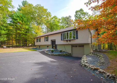 115 Knob Cone Dr, Milford, PA 18337