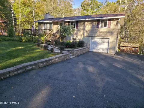 120 Wintergreen Cir, Greentown, PA 18426