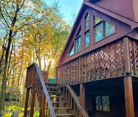 1008 Woodstone Rd, Newfoundland, PA 18445