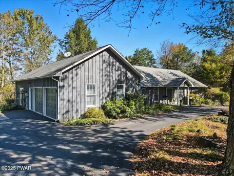 20 Overlook Dr, Beach Lake, PA 18405