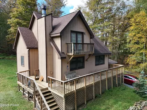 342 Lake Russell Rd, Greentown, PA 18426