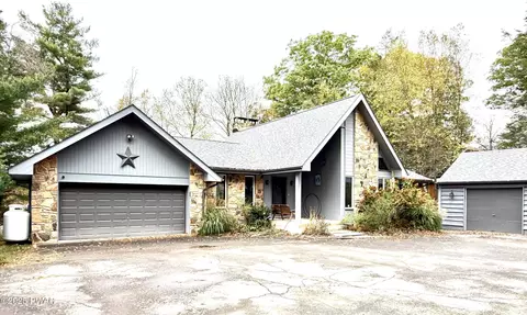 122 Waterfront Dr, Greentown, PA 18426
