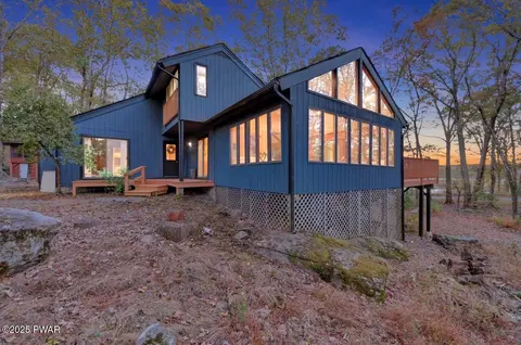 111 Fairway Dr, Lords Valley, PA 18428