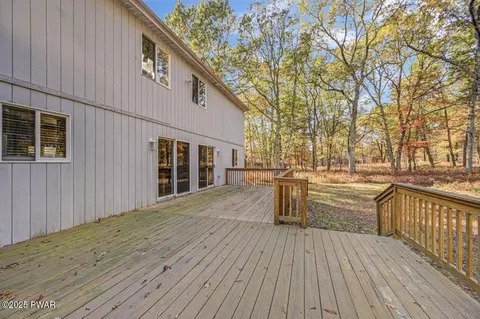 Exterior - 2124 Oaktree Ln, Bushkill, PA 18324 photo 5 of 8