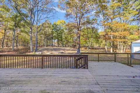Exterior - 2124 Oaktree Ln, Bushkill, PA 18324 photo 6 of 8