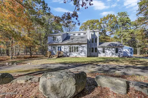 2124 Oaktree Ln, Bushkill, PA 18324