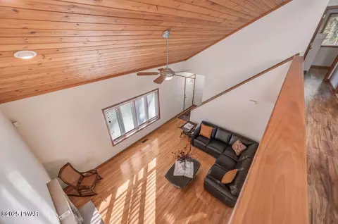 Entry Way - 2124 Oaktree Ln, Bushkill, PA 18324 photo 2 of 2