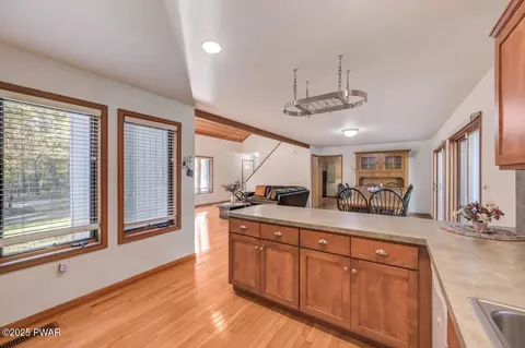 Kitchen - 2124 Oaktree Ln, Bushkill, PA 18324 photo 6 of 7