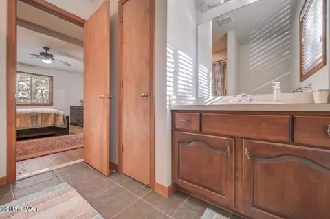 Bath - 2124 Oaktree Ln, Bushkill, PA 18324 photo 1 of 3