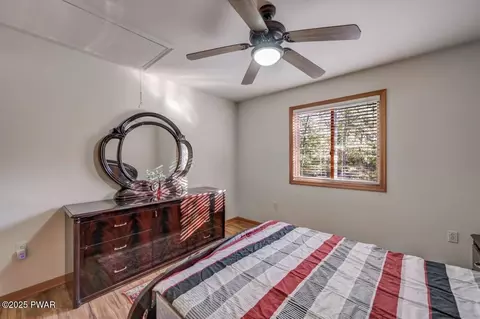 Bedroom - 2124 Oaktree Ln, Bushkill, PA 18324 photo 5 of 6
