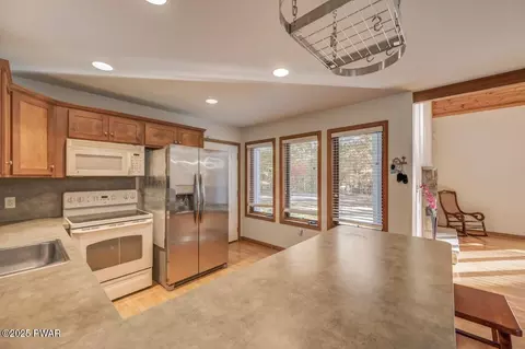 Kitchen - 2124 Oaktree Ln, Bushkill, PA 18324 photo 3 of 7