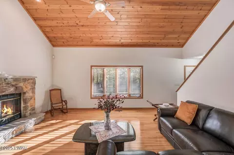 Living - 2124 Oaktree Ln, Bushkill, PA 18324 photo 2 of 3