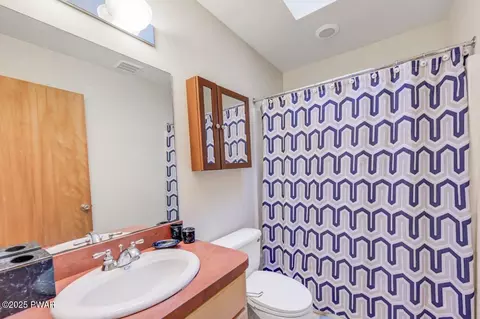 Bath - 2124 Oaktree Ln, Bushkill, PA 18324 photo 3 of 3