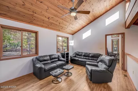 Living - 2124 Oaktree Ln, Bushkill, PA 18324 photo 3 of 3