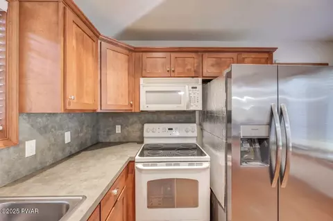Kitchen - 2124 Oaktree Ln, Bushkill, PA 18324 photo 7 of 7