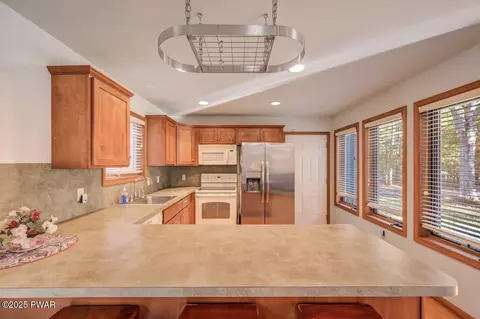 Kitchen - 2124 Oaktree Ln, Bushkill, PA 18324 photo 2 of 7