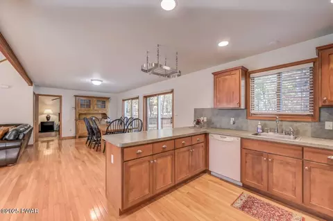 Kitchen - 2124 Oaktree Ln, Bushkill, PA 18324 photo 5 of 7