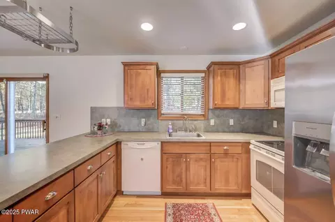 Kitchen - 2124 Oaktree Ln, Bushkill, PA 18324 photo 4 of 7