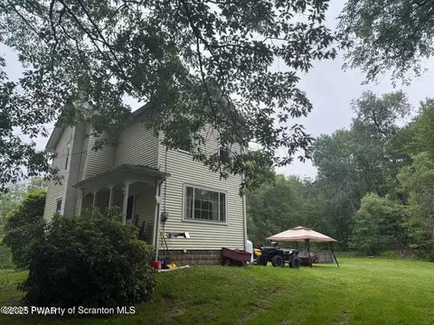 213 Homestead Dr, Roaring Brook Township, PA 18444