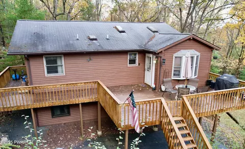 164 Oak Ridge Dr, Dingmans Ferry, PA 18328