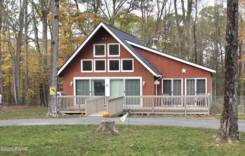 7 Sunrise Trl, Hawley, PA 18428