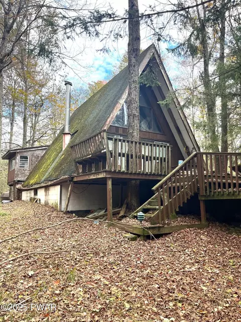 1439 Pocono Dr, Gouldsboro, PA 18424