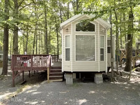 105 Mountain Glen Dr, Milford, PA 18337