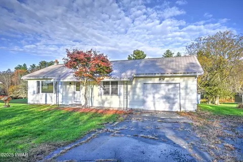 27 Edgewood Ln, Beach Lake, PA 18405
