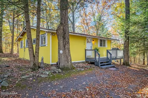 543 Clubhouse Dr, East Stroudsburg, PA 18302
