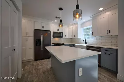 110 Forest View Dr, Hawley, PA 18428