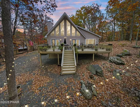 330 W Lakeview Rd, Lackawaxen, PA 18435