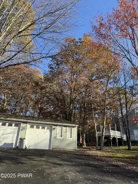801 Pony Court Ct, Hawley, PA 18428