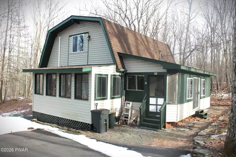 121 Ledgeview Dr, Hawley, PA 18428