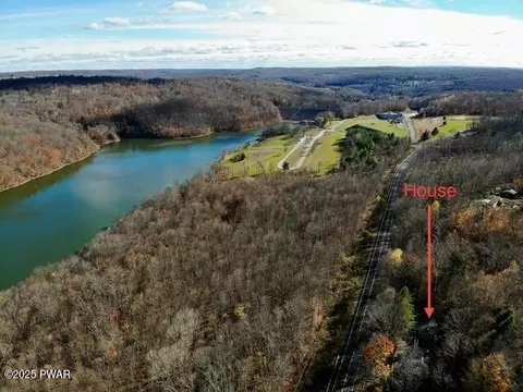 157 Creek Dr, Prompton, PA 18456
