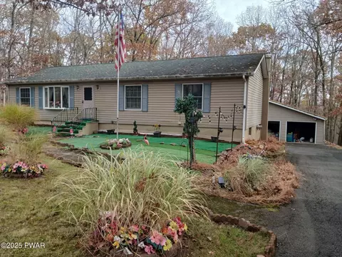 256 Upper Independence Dr, Lackawaxen, PA 18435