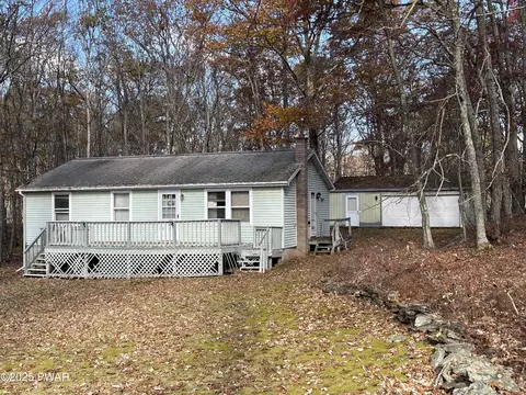 7 Oak Mountain Dr, Hawley, PA 18428