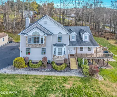 12 Pitcavage Ct, Moscow, PA 18444