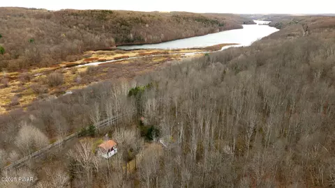 649 Creek Dr, Prompton, PA 18456