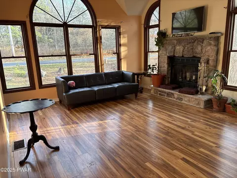 349 Mallard Ln, Bushkill, PA 18324