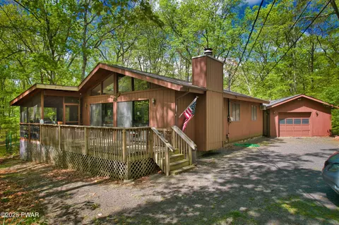 801 Granite Ct, Hawley, PA 18428