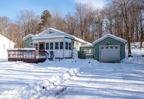 1063 Tobyhanna Rd, Gouldsboro, PA 18424
