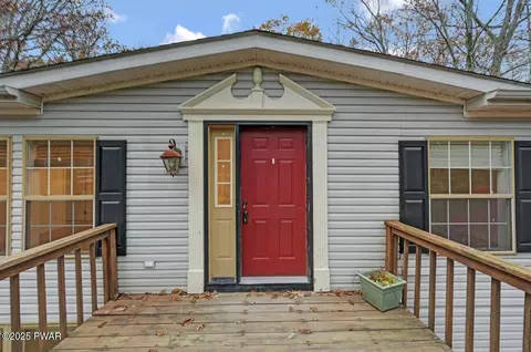 146 Long Ridge Dr, Lords Valley, PA 18428